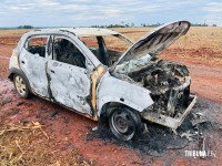 Carro pega fogo do nada e fica completamente destruído em área rural entre Foz do Iguaçu e Santa Terezinha de Itaipu Carro pega fogo do nada e fica completamente destruído em área rural entre Foz do Iguaçu e Santa Terezinha de Itaipu