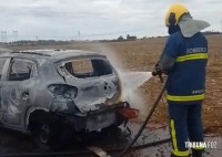 Carro pega fogo do nada e fica completamente destruído em área rural entre Foz do Iguaçu e Santa Terezinha de Itaipu Carro pega fogo do nada e fica completamente destruído em área rural entre Foz do Iguaçu e Santa Terezinha de Itaipu