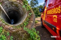 Criança é resgatada pelo pai após cair em poço de dez metros em Serranópolis do Iguaçu Criança é resgatada pelo pai após cair em poço de dez metros em Serranópolis do Iguaçu