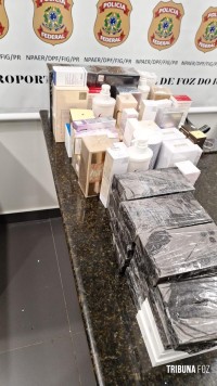 Policia Federal prende passageiro com carga de celulares e perfumes descaminhados no Aeroporto de Foz do Iguaçu Policia Federal prende passageiro com carga de celulares e perfumes descaminhados no Aeroporto de Foz do Iguaçu