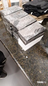 Policia Federal prende passageiro com carga de celulares e perfumes descaminhados no Aeroporto de Foz do Iguaçu Policia Federal prende passageiro com carga de celulares e perfumes descaminhados no Aeroporto de Foz do Iguaçu