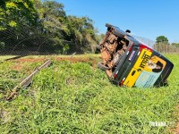 Homem furta van escolar, tenta fugir e acaba preso após veículo tombar em Foz do Iguaçu Homem furta van escolar, tenta fugir e acaba preso após veículo tombar em Foz do Iguaçu