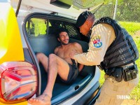 Homem furta van escolar, tenta fugir e acaba preso após veículo tombar em Foz do Iguaçu Homem furta van escolar, tenta fugir e acaba preso após veículo tombar em Foz do Iguaçu