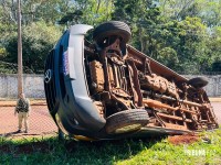 Homem furta van escolar, tenta fugir e acaba preso após veículo tombar em Foz do Iguaçu Homem furta van escolar, tenta fugir e acaba preso após veículo tombar em Foz do Iguaçu