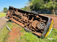 Homem furta van escolar, tenta fugir e acaba preso após veículo tombar em Foz do Iguaçu Homem furta van escolar, tenta fugir e acaba preso após veículo tombar em Foz do Iguaçu