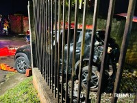Acidente entre carro e ônibus termina com colisão contra muro de residência na Vila C Acidente entre carro e ônibus termina com colisão contra muro de residência na Vila C