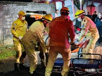 Acidente entre carro e ônibus termina com colisão contra muro de residência na Vila C Acidente entre carro e ônibus termina com colisão contra muro de residência na Vila C