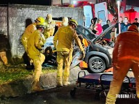 Acidente entre carro e ônibus termina com colisão contra muro de residência na Vila C Acidente entre carro e ônibus termina com colisão contra muro de residência na Vila C