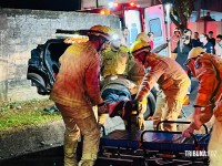Acidente entre carro e ônibus termina com colisão contra muro de residência na Vila C Acidente entre carro e ônibus termina com colisão contra muro de residência na Vila C