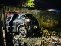 Acidente entre carro e ônibus termina com colisão contra muro de residência na Vila C Acidente entre carro e ônibus termina com colisão contra muro de residência na Vila C