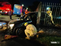 Acidente entre carro e ônibus termina com colisão contra muro de residência na Vila C Acidente entre carro e ônibus termina com colisão contra muro de residência na Vila C