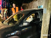 Acidente entre carro e ônibus termina com colisão contra muro de residência na Vila C Acidente entre carro e ônibus termina com colisão contra muro de residência na Vila C