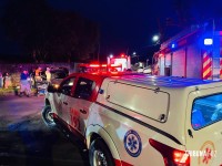 Acidente entre carro e ônibus termina com colisão contra muro de residência na Vila C Acidente entre carro e ônibus termina com colisão contra muro de residência na Vila C