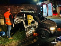 Acidente entre carro e ônibus termina com colisão contra muro de residência na Vila C Acidente entre carro e ônibus termina com colisão contra muro de residência na Vila C