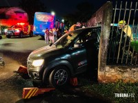 Acidente entre carro e ônibus termina com colisão contra muro de residência na Vila C Acidente entre carro e ônibus termina com colisão contra muro de residência na Vila C