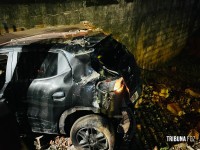 Acidente entre carro e ônibus termina com colisão contra muro de residência na Vila C Acidente entre carro e ônibus termina com colisão contra muro de residência na Vila C