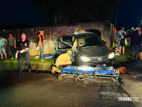 Acidente entre carro e ônibus termina com colisão contra muro de residência na Vila C Acidente entre carro e ônibus termina com colisão contra muro de residência na Vila C