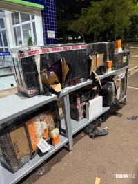 PF, PM e Exército apreendem veículo com mercadorias de origem paraguaia em Foz do Iguaçu PF, PM e Exército apreendem veículo com mercadorias de origem paraguaia em Foz do Iguaçu