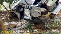 Veículo sai da pista, bate contra poste e condutor fica ferido, na entrada do distrito de Sub-Sede em Santa Helena Veículo sai da pista, bate contra poste e condutor fica ferido, na entrada do distrito de Sub-Sede em Santa Helena
