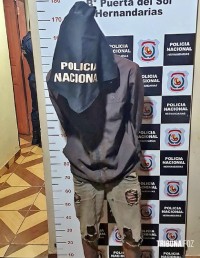Um homem de 23 anos de idade foi preso após agredir sua mãe de 61 anos em Hernandarias no Paraguai Um homem de 23 anos de idade foi preso após agredir sua mãe de 61 anos em Hernandarias no Paraguai