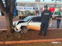 Motorista fica ferido após bater em árvore no Paraguai Motorista fica ferido após bater em árvore no Paraguai