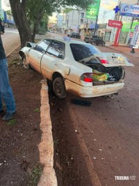 Motorista fica ferido após bater em árvore no Paraguai Motorista fica ferido após bater em árvore no Paraguai
