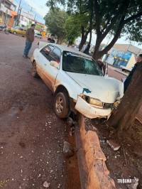 Motorista fica ferido após bater em árvore no Paraguai Motorista fica ferido após bater em árvore no Paraguai