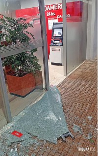Ventos fortes quebram porta de vidro de caixa eletrônico em Hernandarias no Paraguai Ventos fortes quebram porta de vidro de caixa eletrônico em Hernandarias no Paraguai