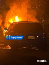 Carro pega fogo enquanto trafegava no Km 6 em Ciudad Del Este Carro pega fogo enquanto trafegava no Km 6 em Ciudad Del Este