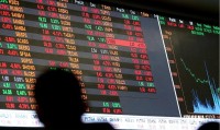Dólar cai a R$ 5, e bolsa sobe quase 8% após primeiro turno Dólar cai a R$ 5, e bolsa sobe quase 8% após primeiro turno
