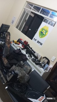PM prende quatro homens, apreende dois adolescentes e recupera mercadorias roubadas no Bairro Porto Belo em Foz do Iguaçu PM prende quatro homens, apreende dois adolescentes e recupera mercadorias roubadas no Bairro Porto Belo em Foz do Iguaçu