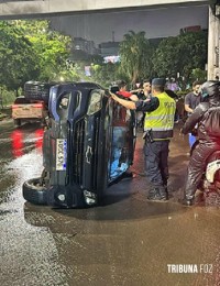 Brasileiro capota caminhonete após colisão em Ciudad Del Este no Paraguai Brasileiro capota caminhonete após colisão em Ciudad Del Este no Paraguai