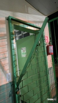 GM encaminha cinco pessoas para a Delegacia após uma invasão à Escola Padre Luigi Salvucci na Vila C em Foz do Iguaçu GM encaminha cinco pessoas para a Delegacia após uma invasão à Escola Padre Luigi Salvucci na Vila C em Foz do Iguaçu