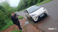 Carro elétrico BYD é encontrado abandonado, com portas retorcidas e vidros estilhaçados em Foz do Iguaçu Carro elétrico BYD é encontrado abandonado, com portas retorcidas e vidros estilhaçados em Foz do Iguaçu