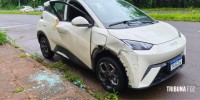 Carro elétrico BYD é encontrado abandonado, com portas retorcidas e vidros estilhaçados em Foz do Iguaçu Carro elétrico BYD é encontrado abandonado, com portas retorcidas e vidros estilhaçados em Foz do Iguaçu