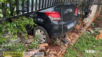Colisão entre dois veículos termina com um invadindo muro de residência no centro de Santa Helena Colisão entre dois veículos termina com um invadindo muro de residência no centro de Santa Helena