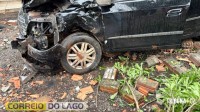 Colisão entre dois veículos termina com um invadindo muro de residência no centro de Santa Helena Colisão entre dois veículos termina com um invadindo muro de residência no centro de Santa Helena