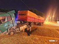 Motorista dorme ao volante e caminhão cai em bueiro em frente à Ponte da Integração em Presidente Franco no Paraguai Motorista dorme ao volante e caminhão cai em bueiro em frente à Ponte da Integração em Presidente Franco no Paraguai