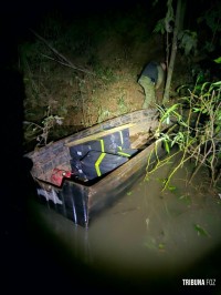 Policia Federal e PM apreendem 3 mil maços de cigarros em embarcação no Rio Paraná Policia Federal e PM apreendem 3 mil maços de cigarros em embarcação no Rio Paraná