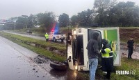 Caminhão tomba na rodovia PY-02 devido às condições climáticas no Paraguai Caminhão tomba na rodovia PY-02 devido às condições climáticas no Paraguai