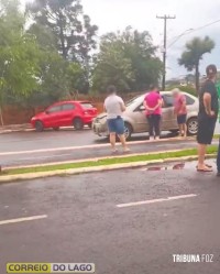 Colisão entre carros causa transtornos no trânsito na tarde deste sábado em Santa Helena Colisão entre carros causa transtornos no trânsito na tarde deste sábado em Santa Helena