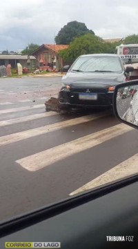 Colisão entre carros causa transtornos no trânsito na tarde deste sábado em Santa Helena Colisão entre carros causa transtornos no trânsito na tarde deste sábado em Santa Helena