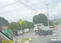 Colisão entre carros causa transtornos no trânsito na tarde deste sábado em Santa Helena Colisão entre carros causa transtornos no trânsito na tarde deste sábado em Santa Helena
