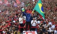 Em virada histórica, Lula derrota Flávio Bolsonaro e chega ao quarto mandato como presidente Em virada histórica, Lula derrota Flávio Bolsonaro e chega ao quarto mandato como presidente
