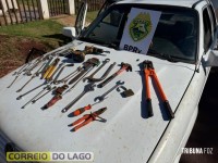 Carro é abordado na BR-277 e três homens são presos com motores furtados em Santa Tereza do Oeste Carro é abordado na BR-277 e três homens são presos com motores furtados em Santa Tereza do Oeste