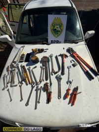 Carro é abordado na BR-277 e três homens são presos com motores furtados em Santa Tereza do Oeste Carro é abordado na BR-277 e três homens são presos com motores furtados em Santa Tereza do Oeste