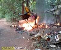 Incêndio destrói abrigo improvisado em área de mata da Itaipu Binacional em Santa Helena Incêndio destrói abrigo improvisado em área de mata da Itaipu Binacional em Santa Helena