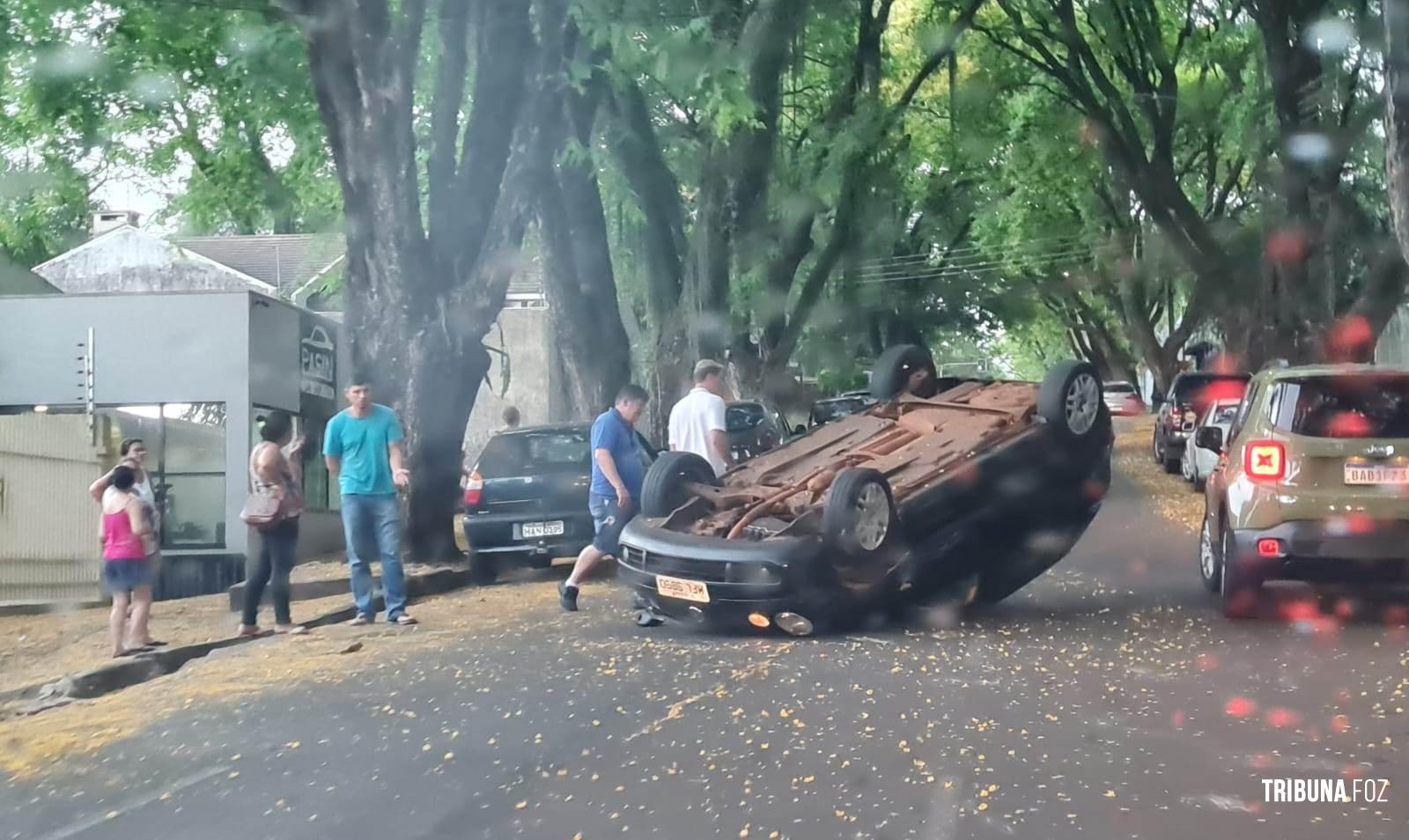 Veiculo capota no centro de Foz do Iguaçu