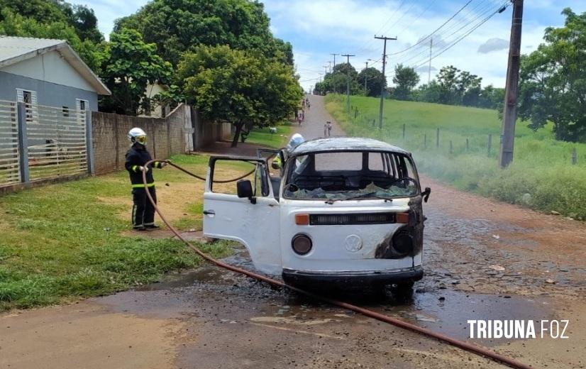 Veículo fica destruído após pegar fogo em São Miguel do Iguaçu