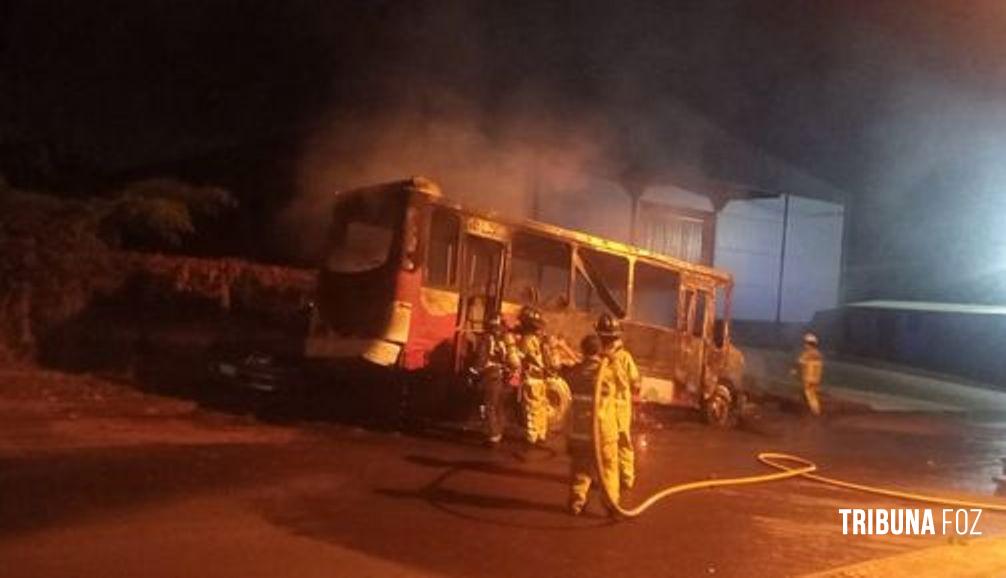 Micro-ônibus apreendido defronte a Comissária da Policia Nacional em Ciudad Del Este pega fogo